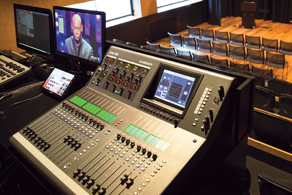 Performing-Arts-Control-Desk-01-pichi