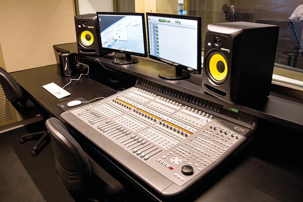 Recording-Studio-Control-Room-01-pichi