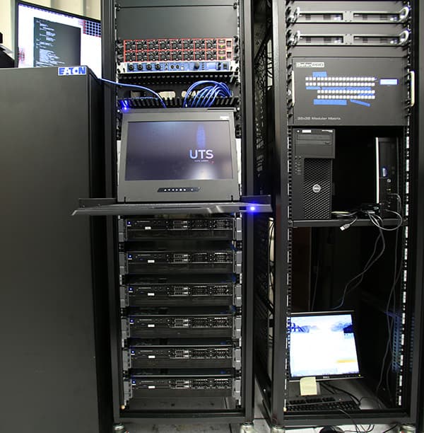 C80A2575_Equipment-Rack-Closer-pichi